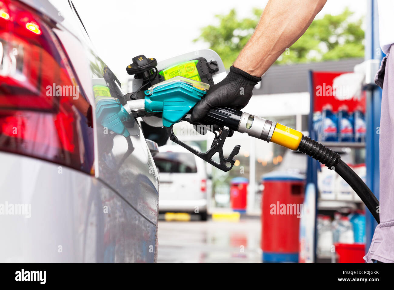 Hand befüllen Dieselkraftstoff in einem Auto an der Tankstelle Stockfoto