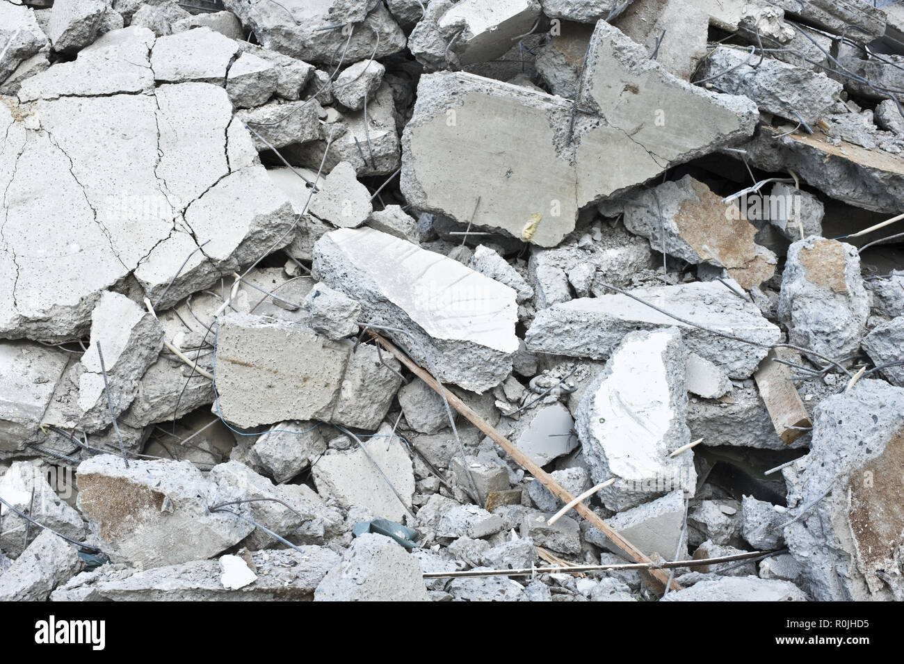 Stapel von Beton Rückstände an einem Gebäude abgerissen. Bauschutt Recycling. Stockfoto