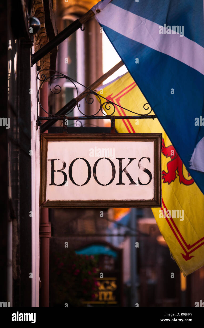 Zeichen außerhalb eines Vintage Book Shop in Callander, Schottland, Großbritannien Stockfoto