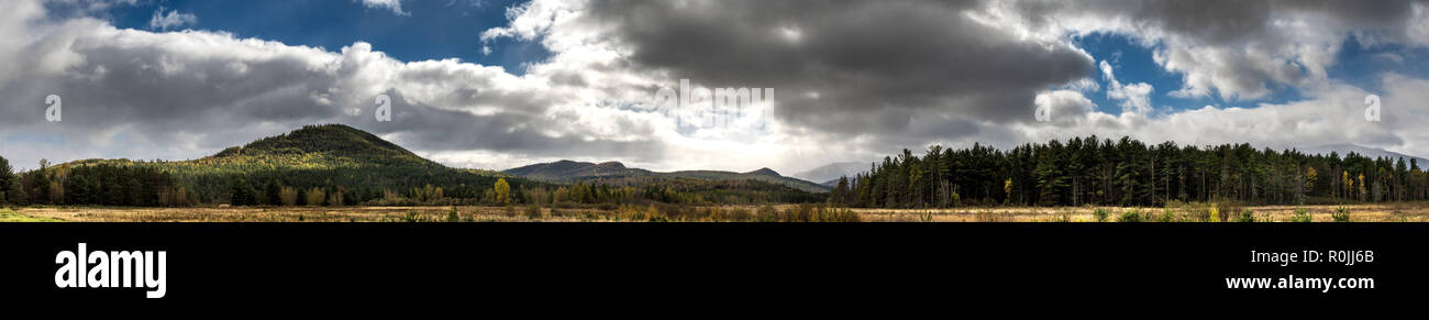 Panoramablick auf einen späten Herbst Berge Szene mit spektakulären Himmel in der Nähe von Lake Placid NY Stockfoto