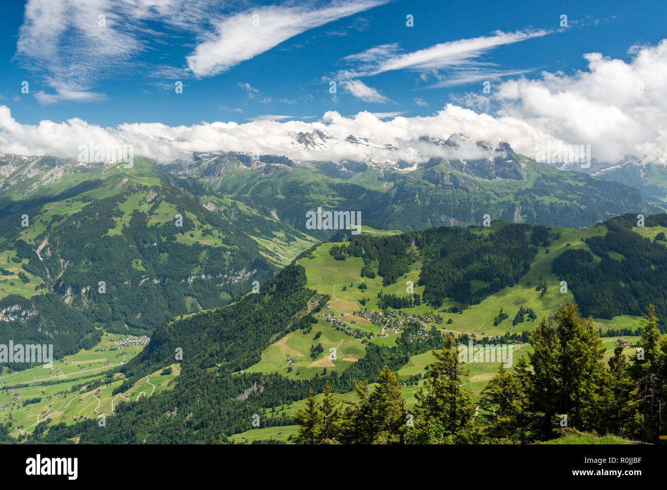 Blick auf die wunderschönen Schweizer Alpen ab Stanserhorn Berg im Kanton Nidwalden in der Schweiz Stockfoto