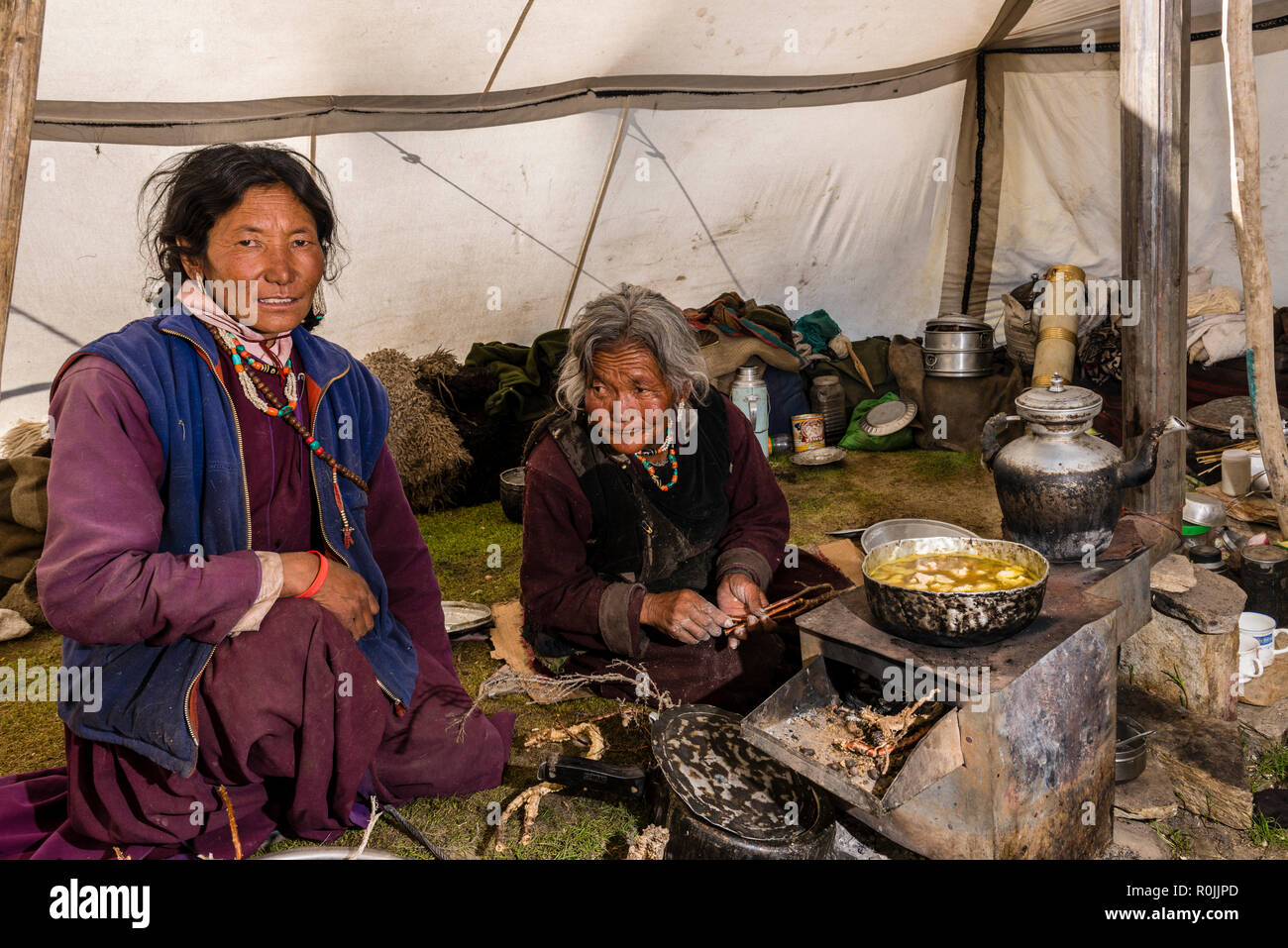 Zwei nomade Frauen bereiten sich Lebensmittel in ihr Zelt aufgeschlagen, auf einer Höhe von 4.600 m über dem Meeresspiegel in der Nähe Tso Moriri Changtang. Stockfoto