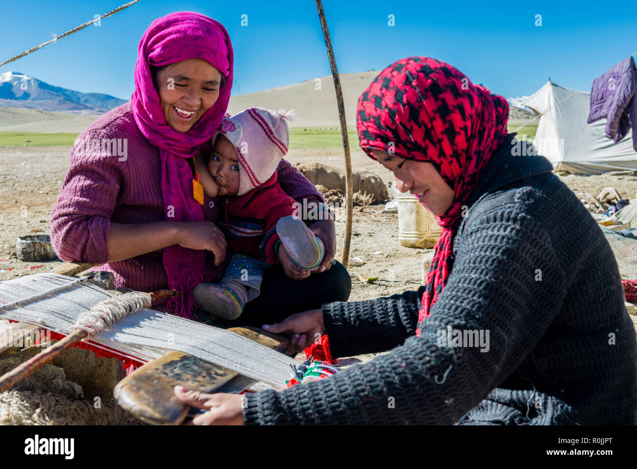Zwei nomade Frauen weben Textil vor der Hütte auf einer Höhe von 4.600 m über dem Meeresspiegel in der Nähe Tso Moriri Changtang. Eine Frau ist Stockfoto