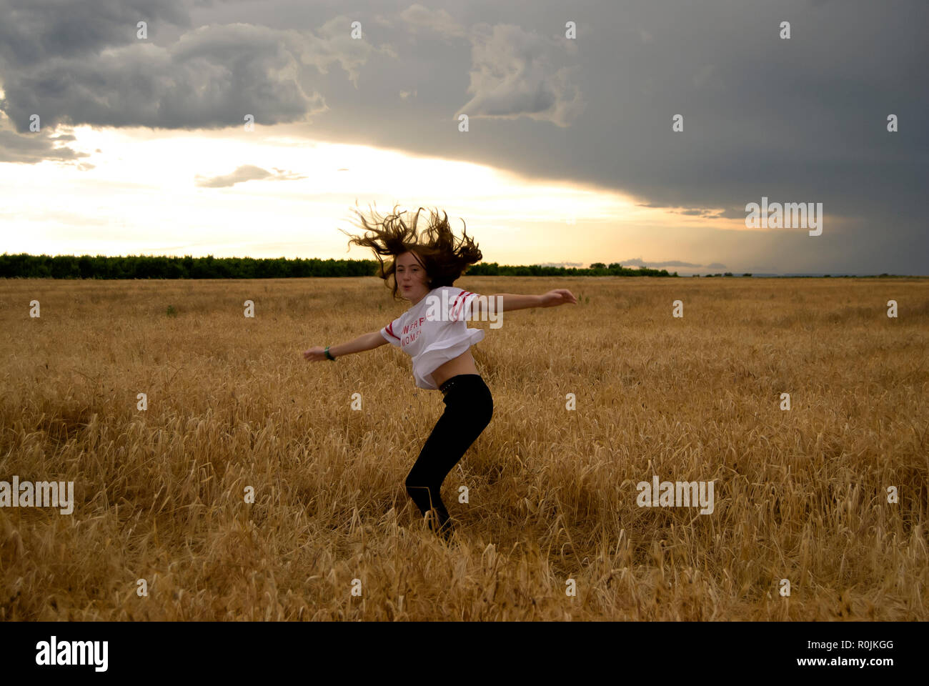 Schöne junge Frau Rothaarige in einem Weizenfeld posieren. Bewölkten Tag. Teenager Stockfoto