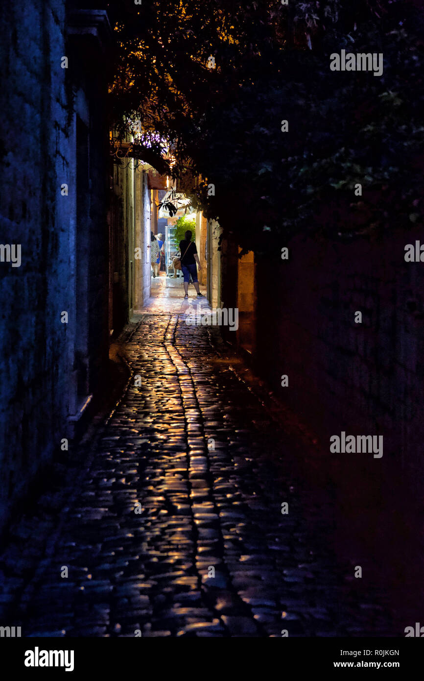 Die engen Gassen der mediterranen Stadt Trogir in der Nacht. Kroatien. Stockfoto