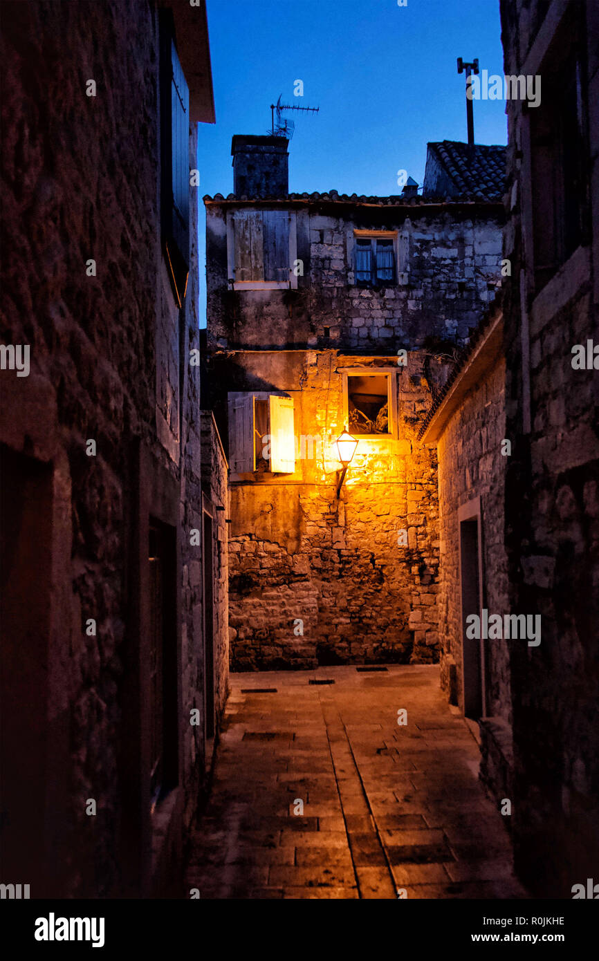 Die engen Gassen der mediterranen Stadt Trogir in der Nacht. Kroatien. Stockfoto