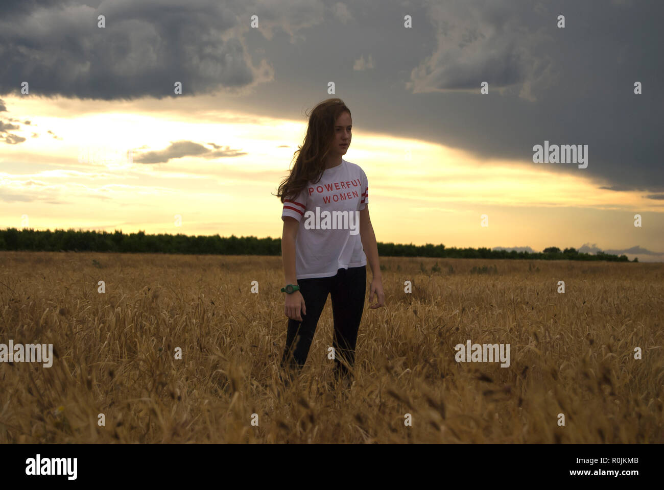 Schöne junge Frau Rothaarige in einem Weizenfeld posieren. Bewölkten Tag. Teenager Stockfoto
