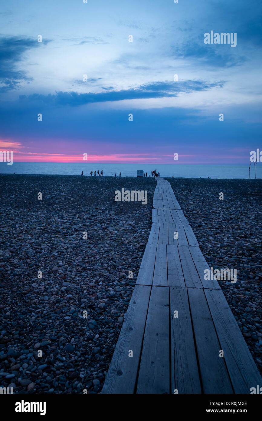 Sonnenuntergang in Batumi, Georgien an der Küste des Schwarzen Meeres. Stockfoto