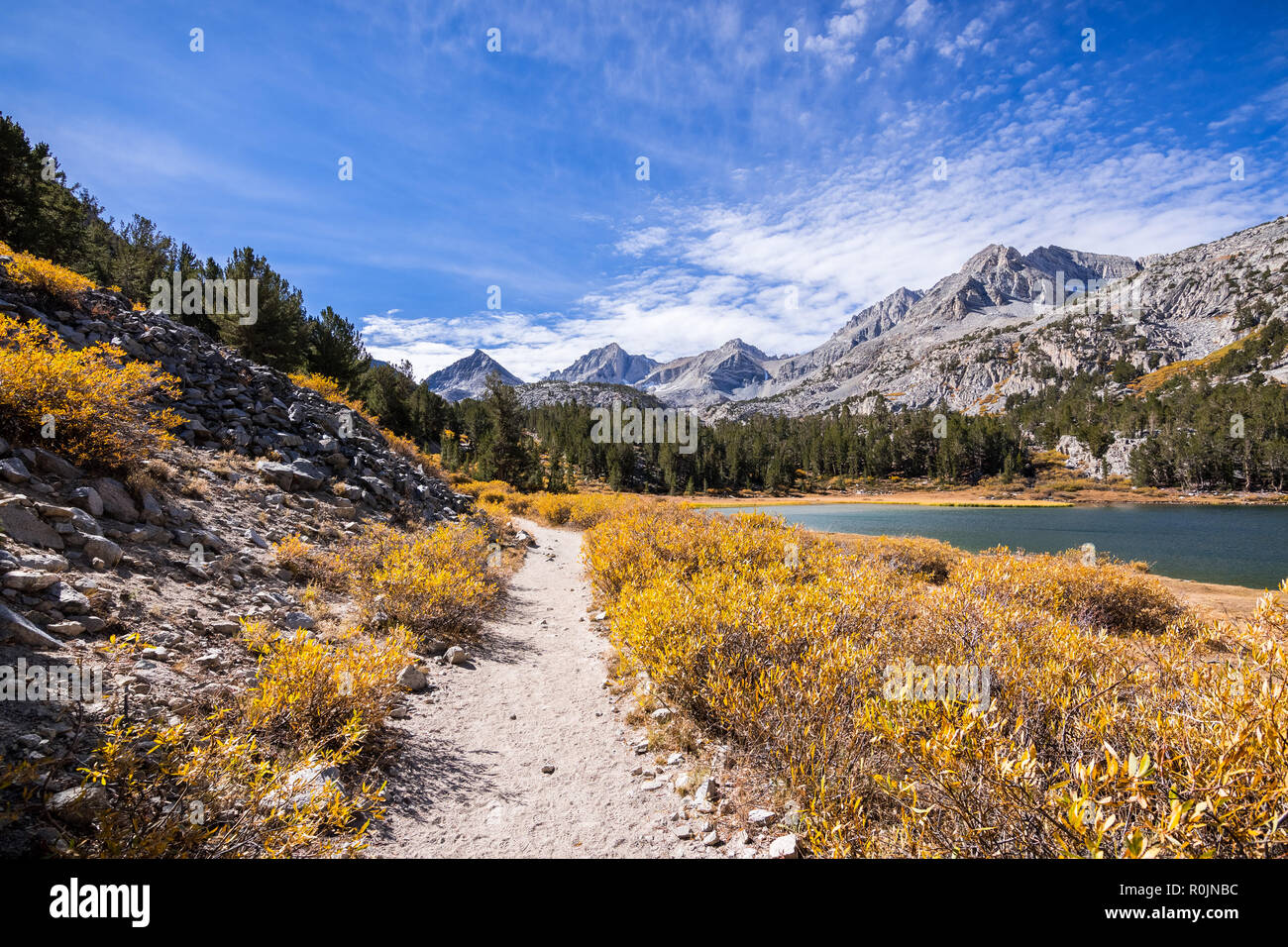 Kleine Seen Tal Wanderweg auf einem sonnigen Herbst Tag und auf die Küstenlinie von Langer See in der östlichen Sierra; John Muir Wilderness, Kalifornien Stockfoto