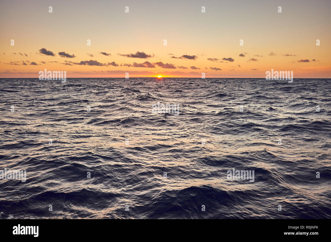 Bild von einem Meer bei Sonnenuntergang, Farbe Tonen angewendet. Stockfoto