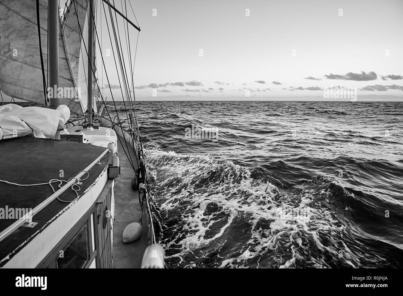 Schwarz-weiß Bild von einem alten Segelschiff Kreuzfahrt. Stockfoto