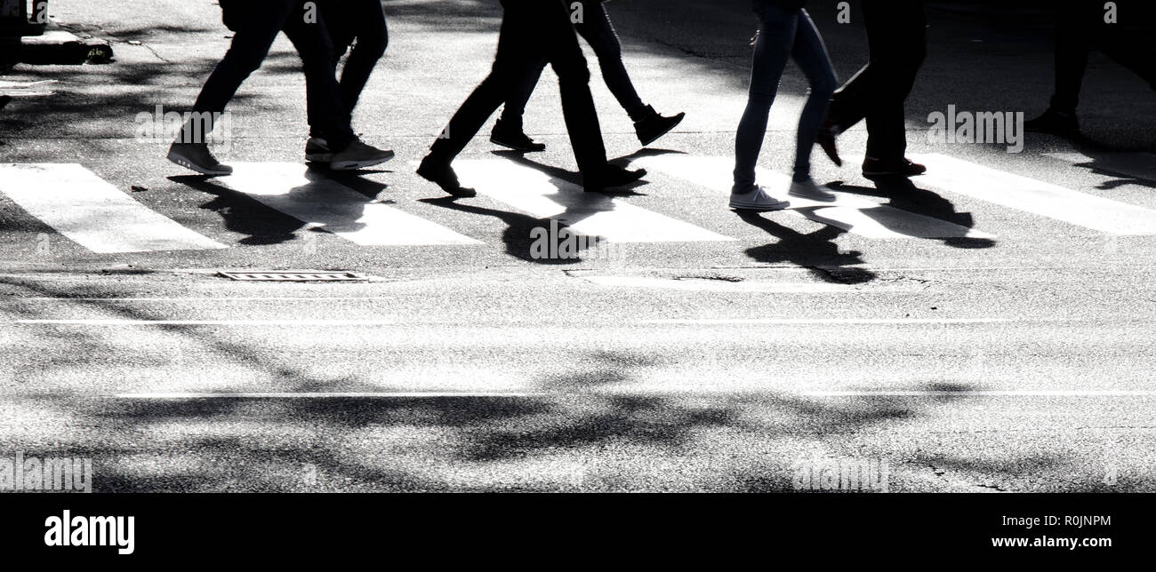 Verschwommene Schatten Silhouette der Fußgänger Stadt Straße, in Schwarz und Weiß Stockfoto