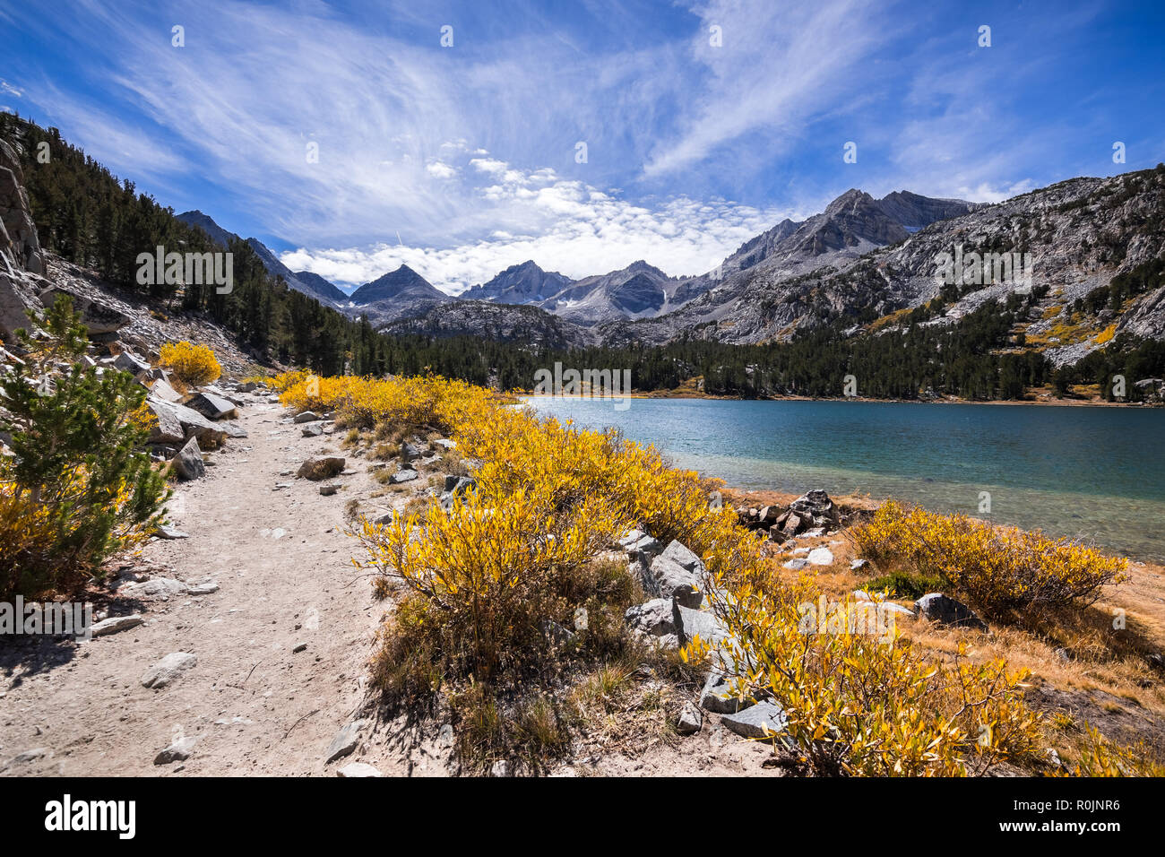 Kleine Seen Tal Wanderweg auf einem sonnigen Herbst Tag und auf die Küstenlinie von Langer See in der östlichen Sierra; John Muir Wilderness, Kalifornien Stockfoto