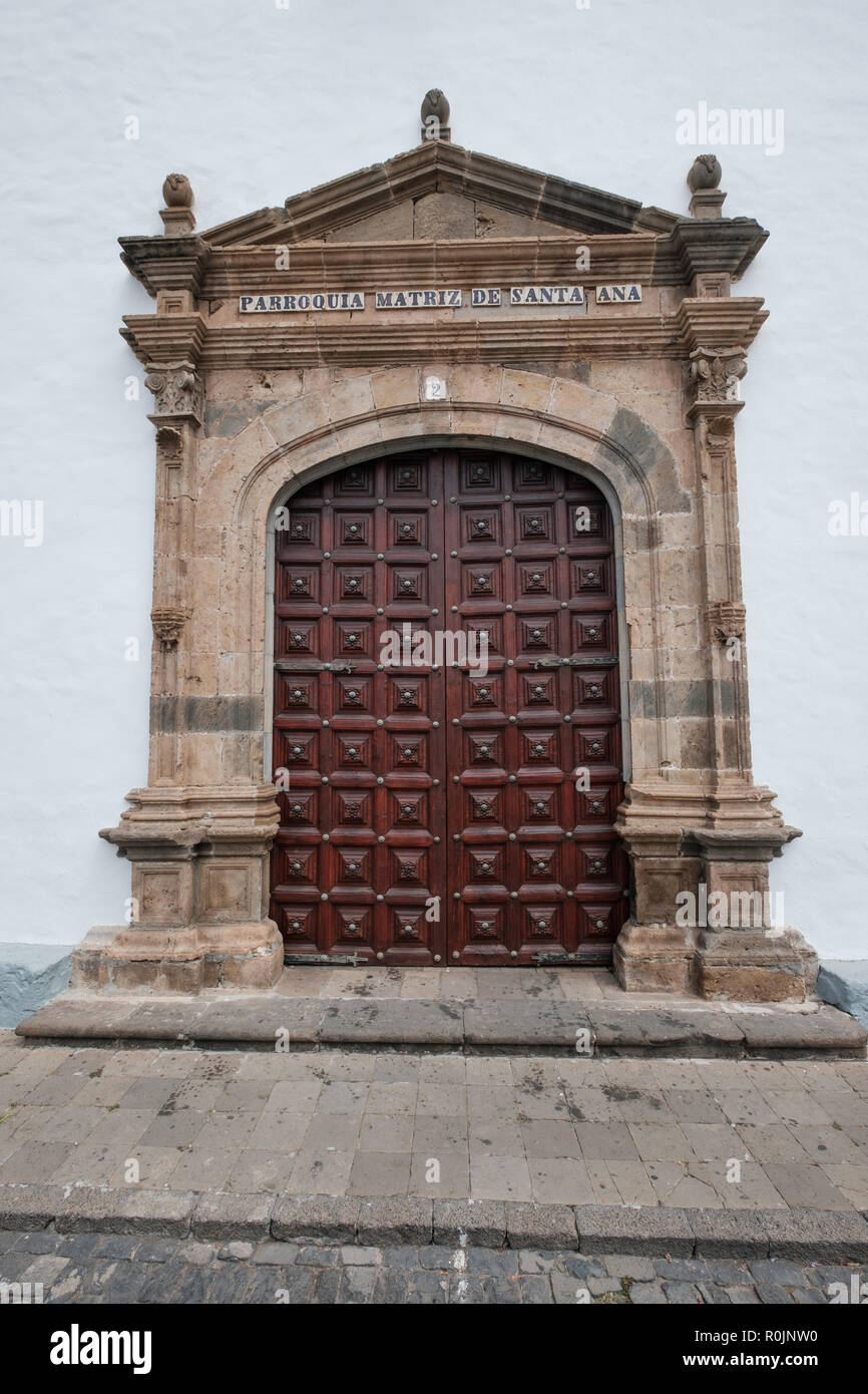 Teneriffa, Spanien - September 2018: Schöne alte Holztür des Santa Ana Kirche (Iglesia de Santa Ana) in Garachico Stockfoto Teneriffa, Spanien - September 2018: Schöne alte Holztür des Santa Ana Kirche (Iglesia de Santa Ana) in Garachico Stockfoto