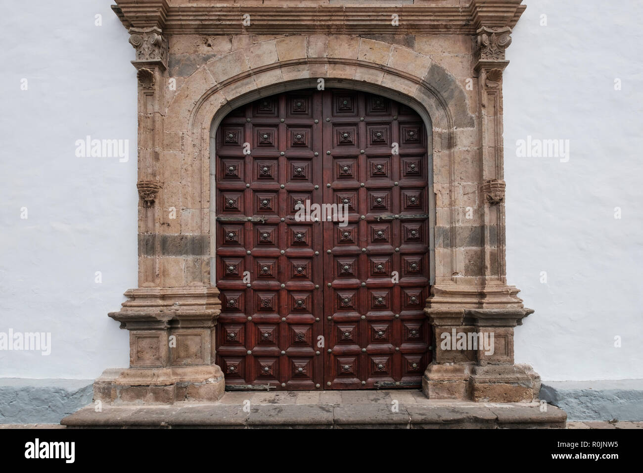 Alte Holztür - Schöne historische Kirche Tür eingerichtet. Stockfoto Alte Holztür - Schöne historische Kirche Tür eingerichtet. Stockfoto