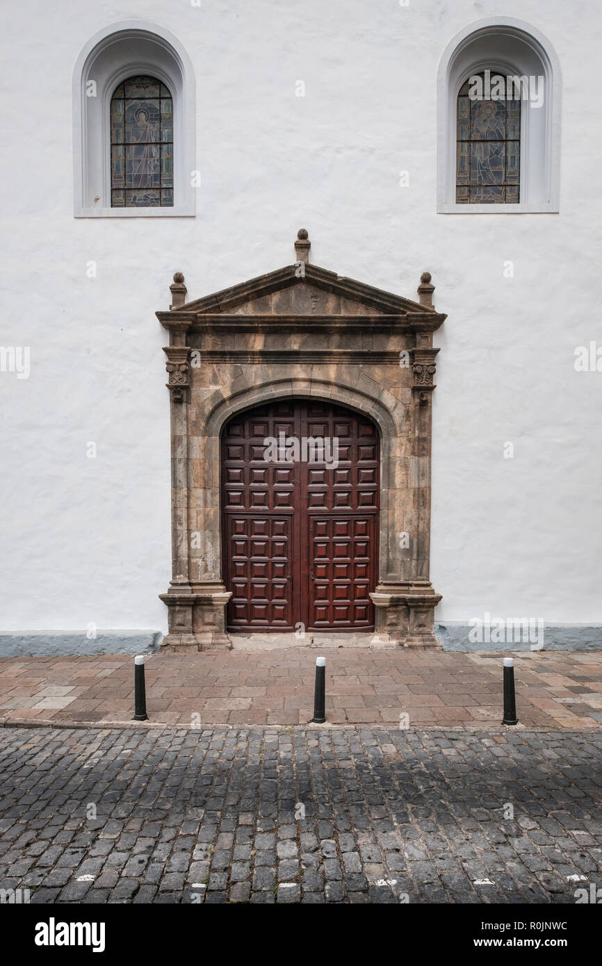 Schöne alte Holztür - historische Kirche Tür Stockfoto Schöne alte Holztür - historische Kirche Tür Stockfoto