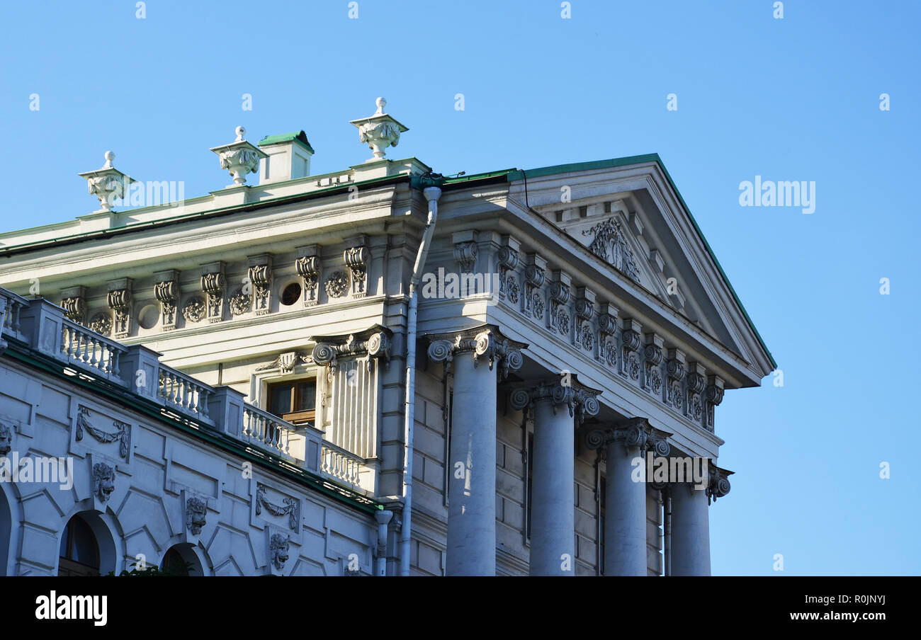 Gesims des zentralen Gebäudes Häuser Pashkov, Moskau, Russland. Stock Bild Stockfoto