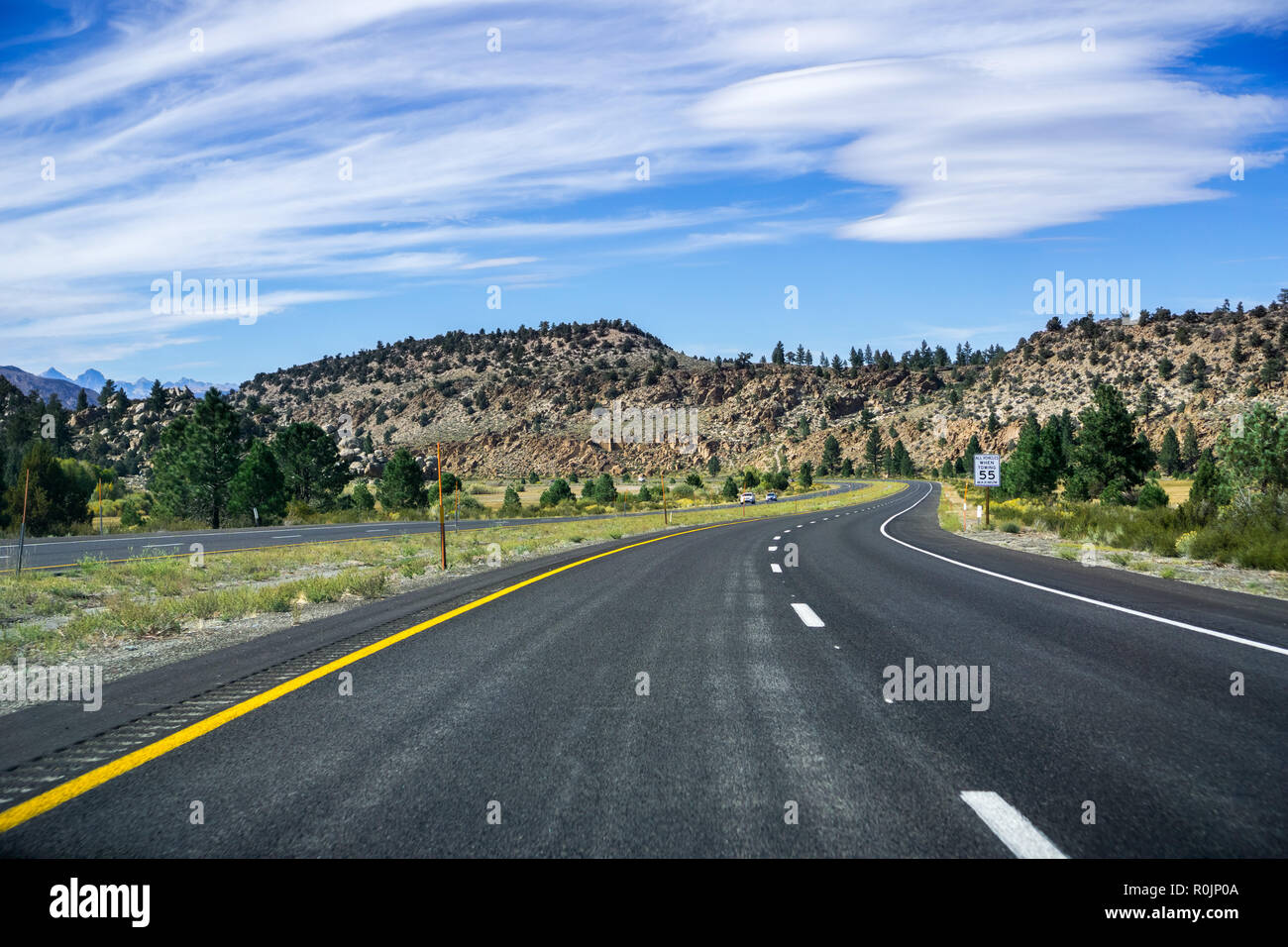 Fahren Sie auf dem Highway 395 an einem sonnigen Tag, östlichen Sierra Mountains, Kalifornien Stockfoto