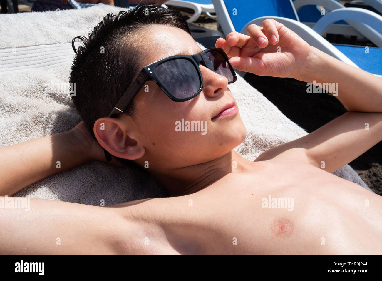 Junge Mode tragen Sonnenbrille am Strand Stockfoto