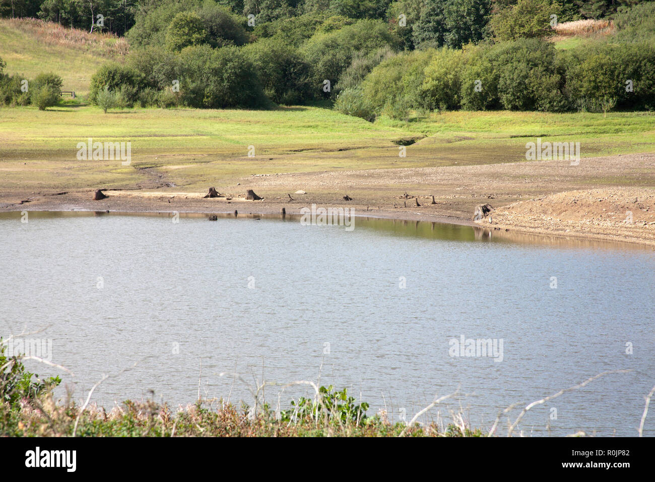 Niedrige Wasserstände im Sommer 2018 bei Dürre betroffenen Behälter Tittsworth Tittsworth vom Wanderweg in der Nähe von Peak District Leek Staffordshire England Stockfoto