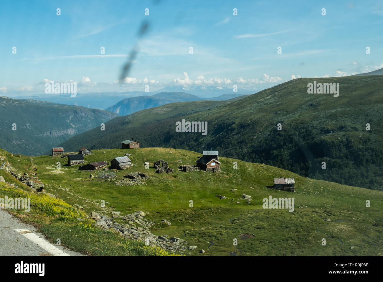 Alte Siedlung von Landwirt Häuser in den Bergen zwischen Aurlandsvangen und Laerdal (Laerdal) in Norwegen entlang driding Bjoergavegen FV 243 Stockfoto