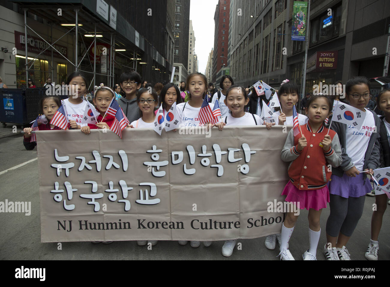 Koreanische Day Parade in New York City geht durch Midtown Manhattan entlang der 6. Avenue in Korea Town an der West 32nd Street. Studierende aus den neuen Jersey Hunmin koreanische Kultur Schule stolz März in die Parade. Stockfoto