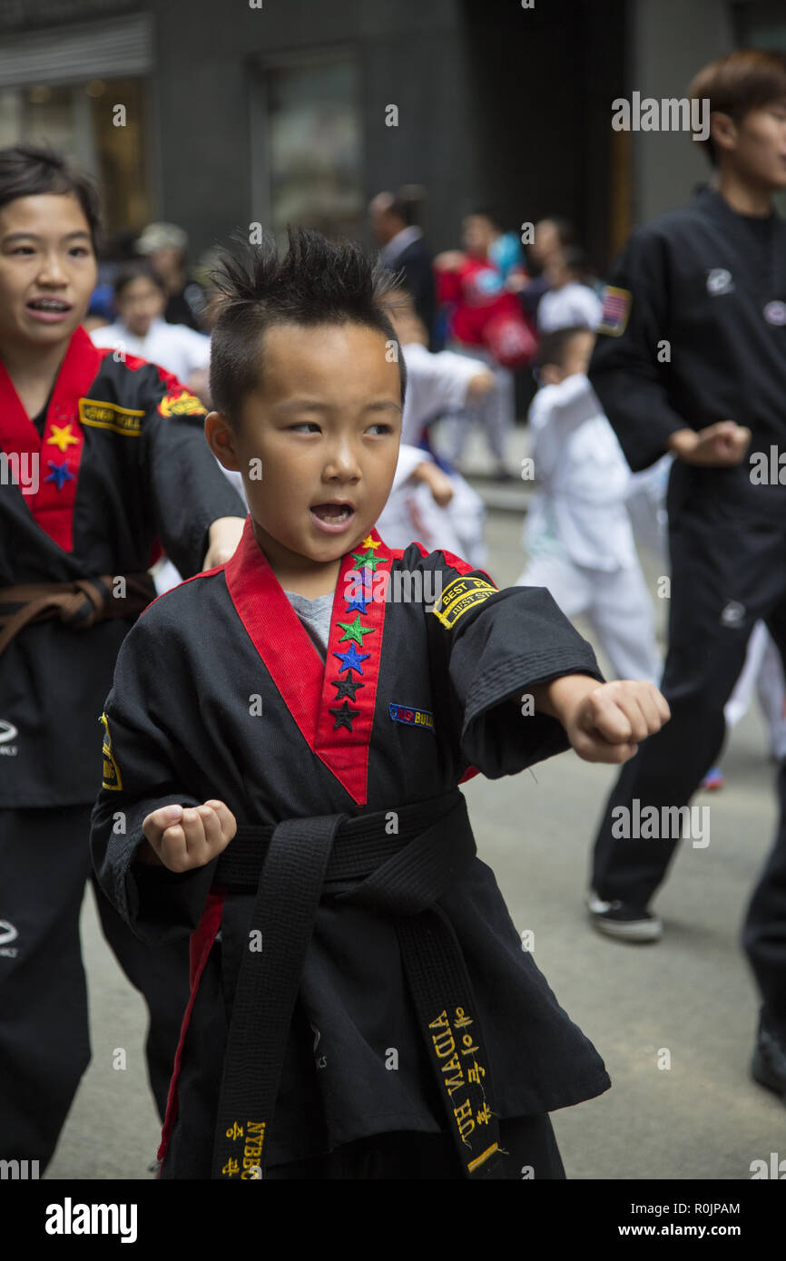 Koreanische Day Parade in New York City geht durch Midtown Manhattan entlang der 6. Avenue in Korea Town an der West 32nd Street. Kinder aus einem Martial Arts School zeigen ihr Können bei der Parade. Stockfoto