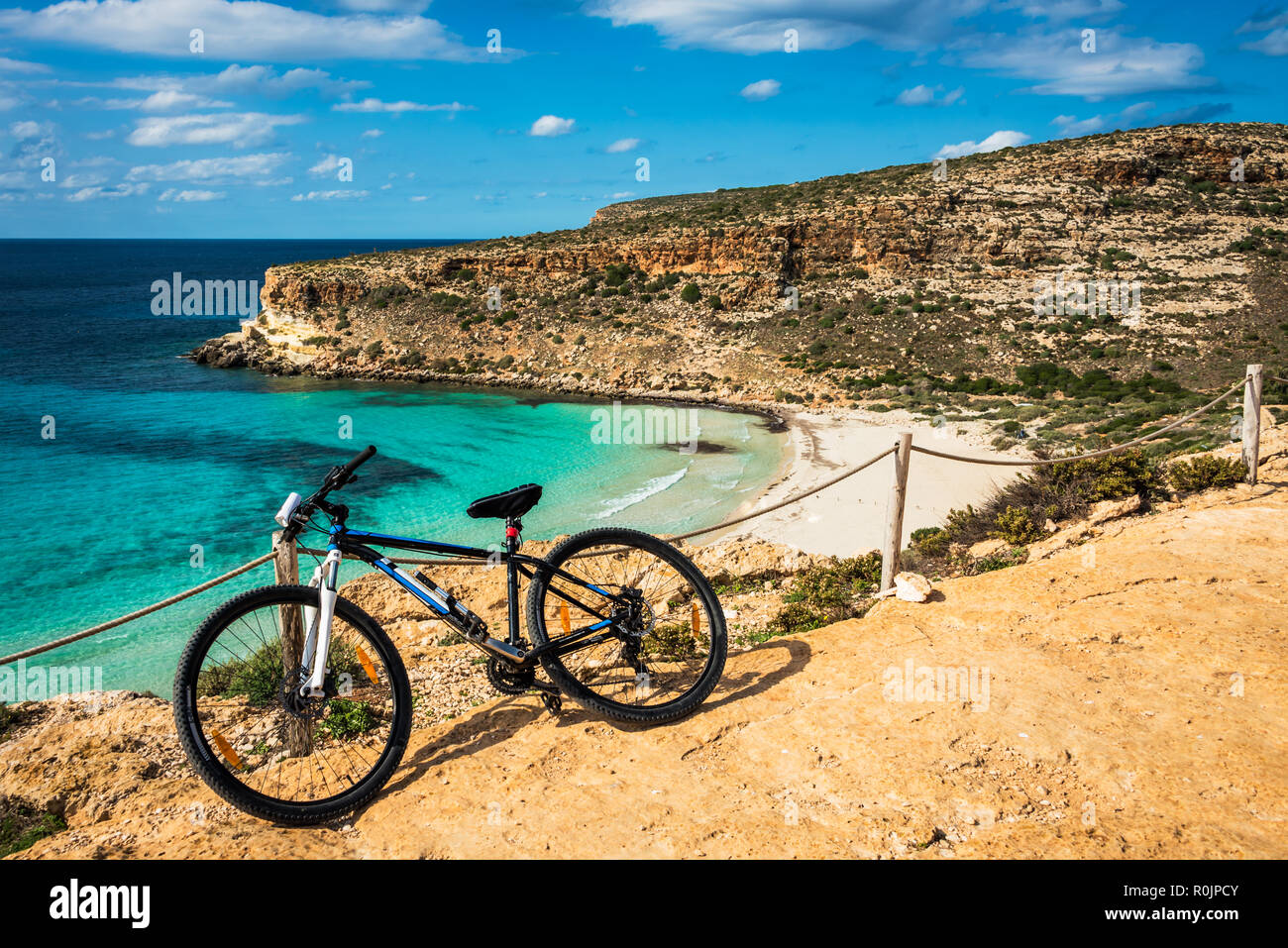 Anreise mit dem Rad um die Kaninchen Strand (Spiaggia dei Conigli) im Pelagischen Inseln Lampedusa. Sizilien. Stockfoto