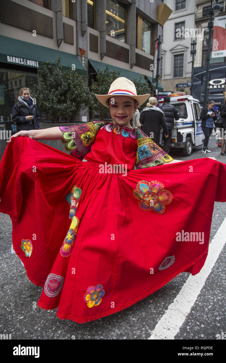 2018 Hispanic Day Parade auf der 5th Avenue in New York City. Kind zeigt ihr Kleid für die Parade. Stockfoto