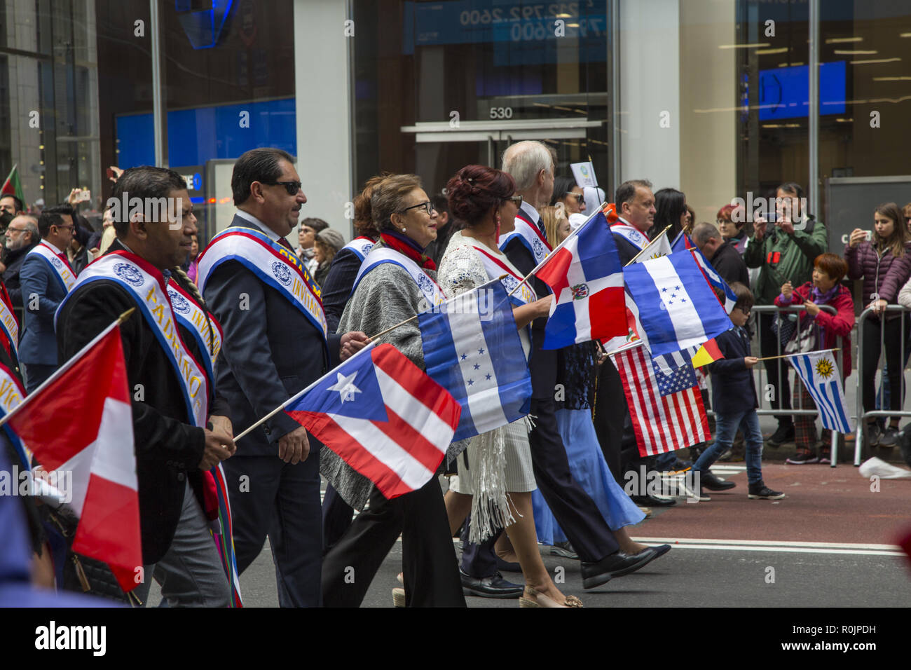 2018 Hispanic Day Parade auf der 5th Avenue in New York City. Grand Marshals aus verschiedenen Hispanischen länder März zusammen in die Parade ihre nationale Fahnen tragen. Stockfoto