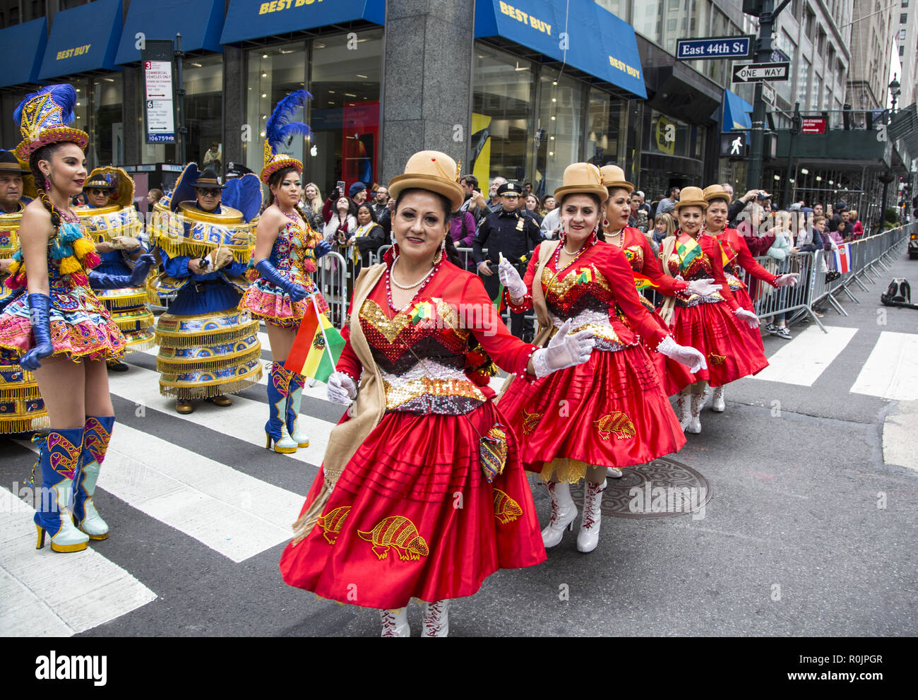 2018 Hispanic Day Parade auf der 5th Avenue in New York City. Bolivianische Tanzgruppe tragen die Unterschrift der Bolivianischen Bowler hüte Tanz in die Parade. Stockfoto