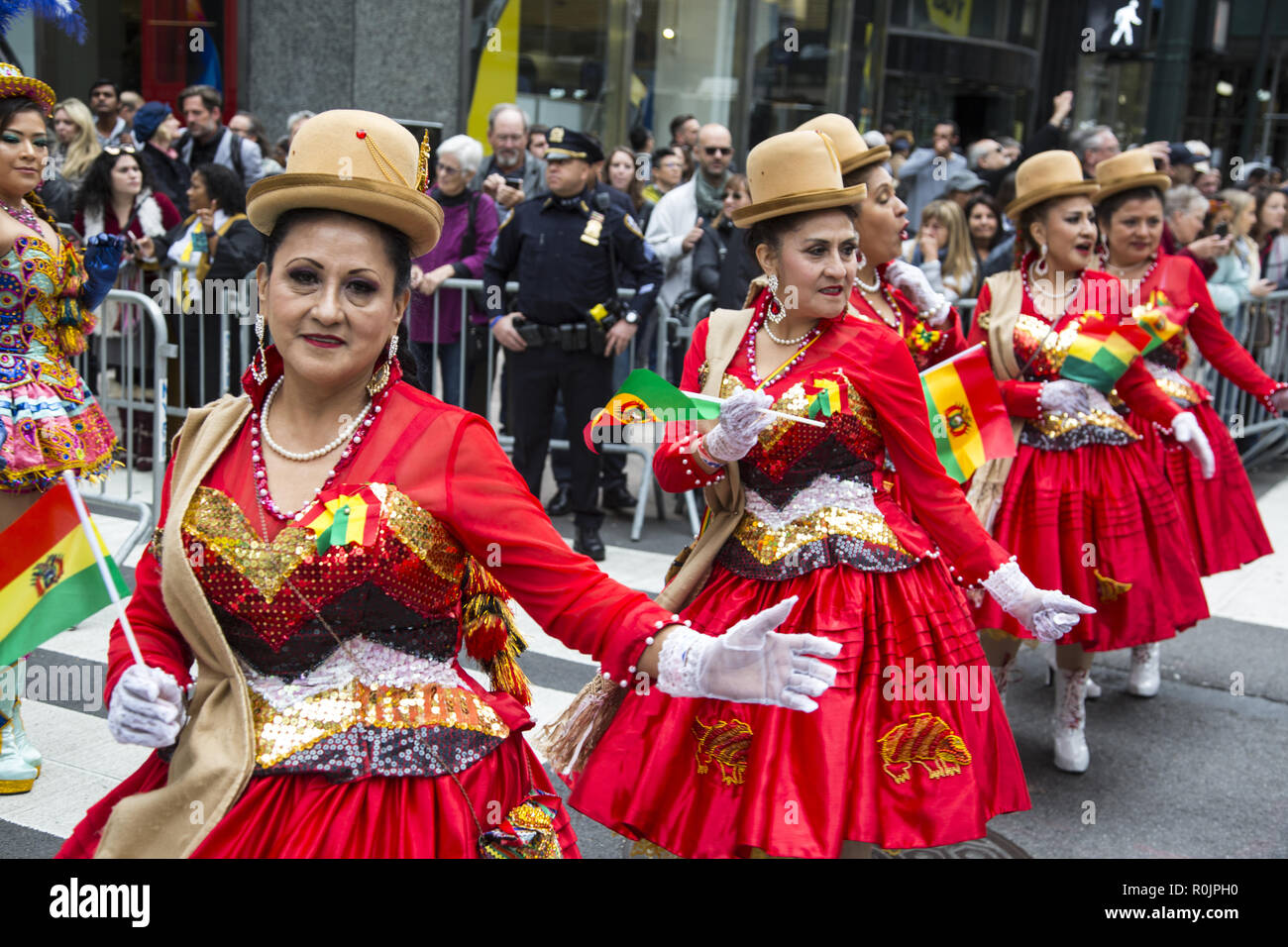 2018 Hispanic Day Parade auf der 5th Avenue in New York City. Bolivianische Tanzgruppe tragen die Unterschrift der Bolivianischen Bowler hüte Tanz in die Parade. Stockfoto