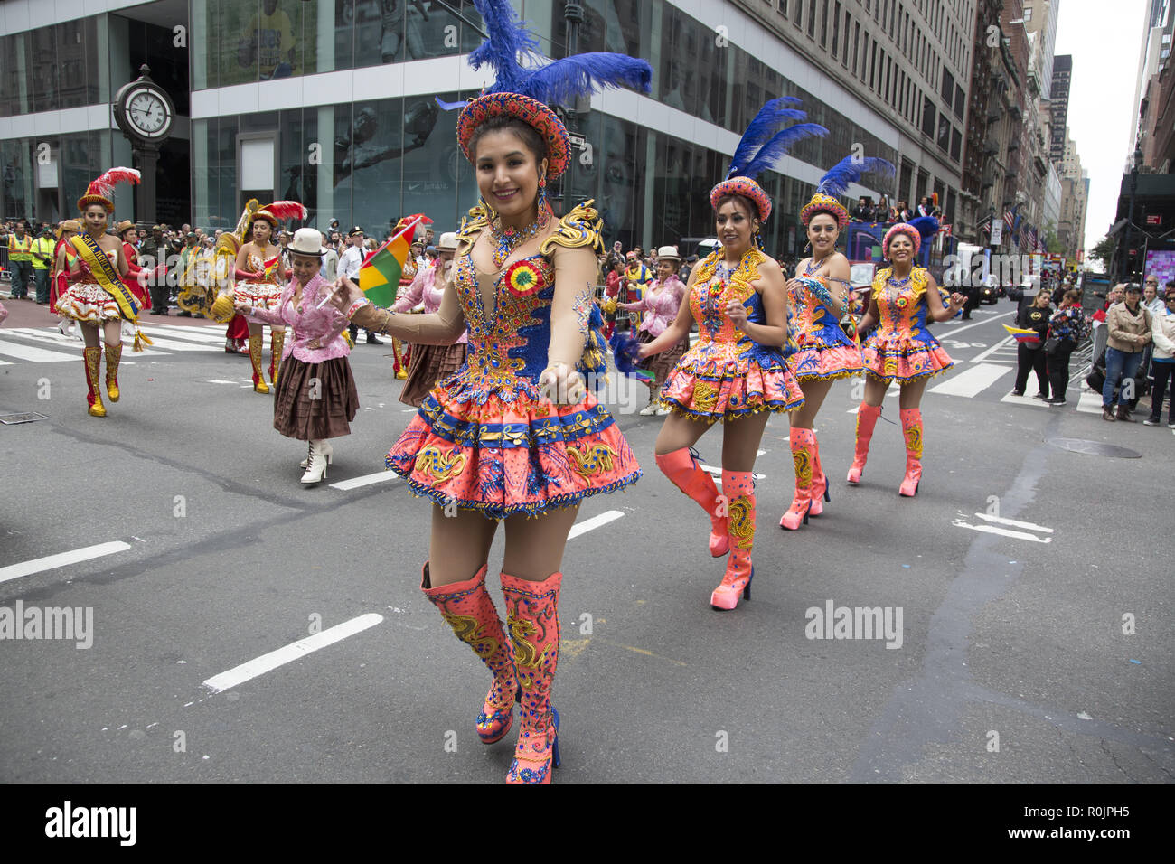 2018 Hispanic Day Parade auf der 5th Avenue in New York City. Bunten Tanz Gruppe der Bolivianer. Stockfoto