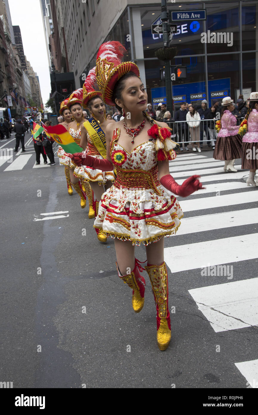 2018 Hispanic Day Parade auf der 5th Avenue in New York City. Bunten Tanz Gruppe der Bolivianer. Stockfoto