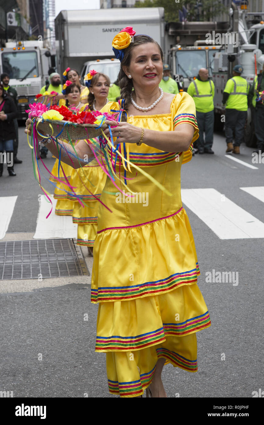 2018 Hispanic Day Parade auf der 5th Avenue in New York City. Bunten Tanz Gruppe der Bolivianer. Stockfoto