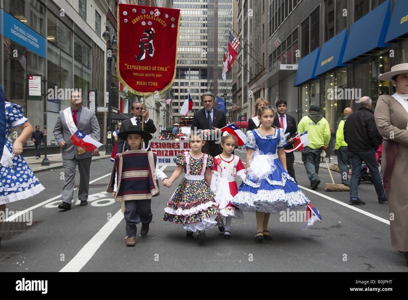 2018 Hispanic Day Parade auf der 5th Avenue in New York City. Chilenische New Yorker März in die Parade. Stockfoto