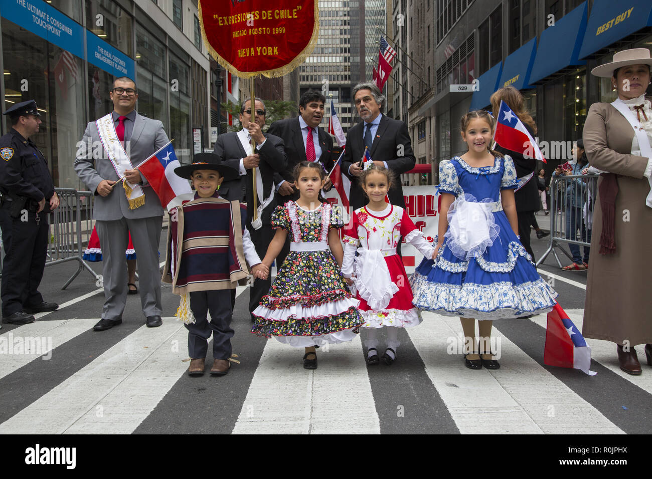 2018 Hispanic Day Parade auf der 5th Avenue in New York City. Chilenische New Yorker März in die Parade. Stockfoto