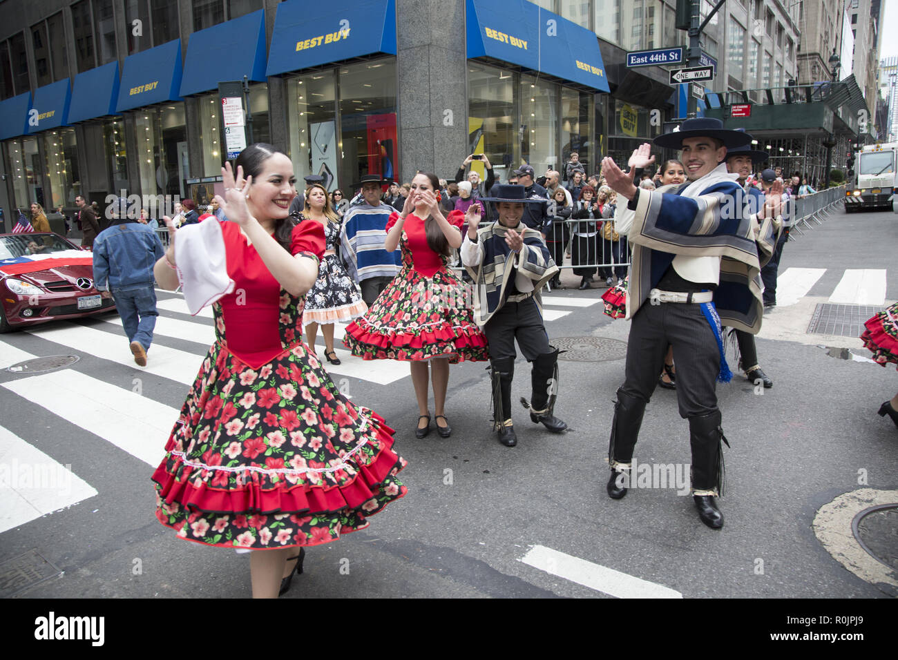 2018 Hispanic Day Parade auf der 5th Avenue in New York City. Volkstänzer aus Chile eine lebhafte Performance in die Parade zu geben. Stockfoto