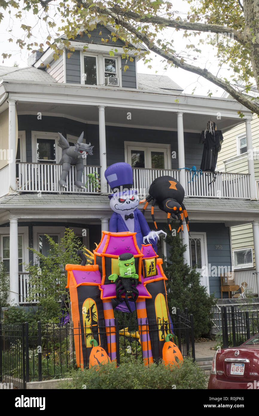 Große Halloween Dekorationen vor einem Haus in der Ditmas Park Nachbarschaft in Brooklyn, New York. Stockfoto