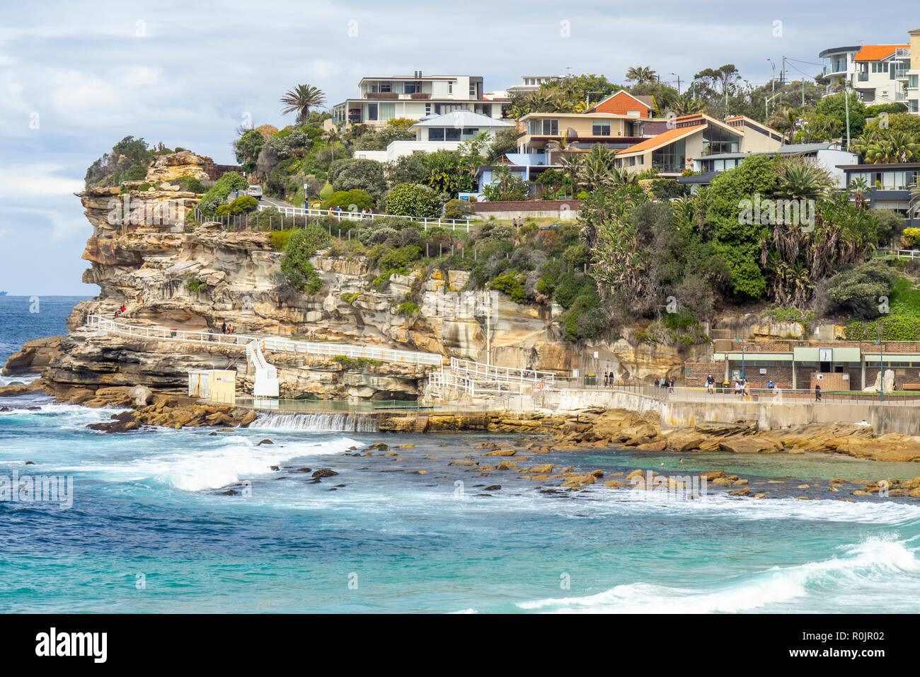 Bondi, Coogee Spaziergang entlang der Küste am südlichen Ende von Bronte Beach und Wohnungen auf Sandstein Felsen über dem Pazifischen Ozean Sydney, NSW, Australien. Stockfoto