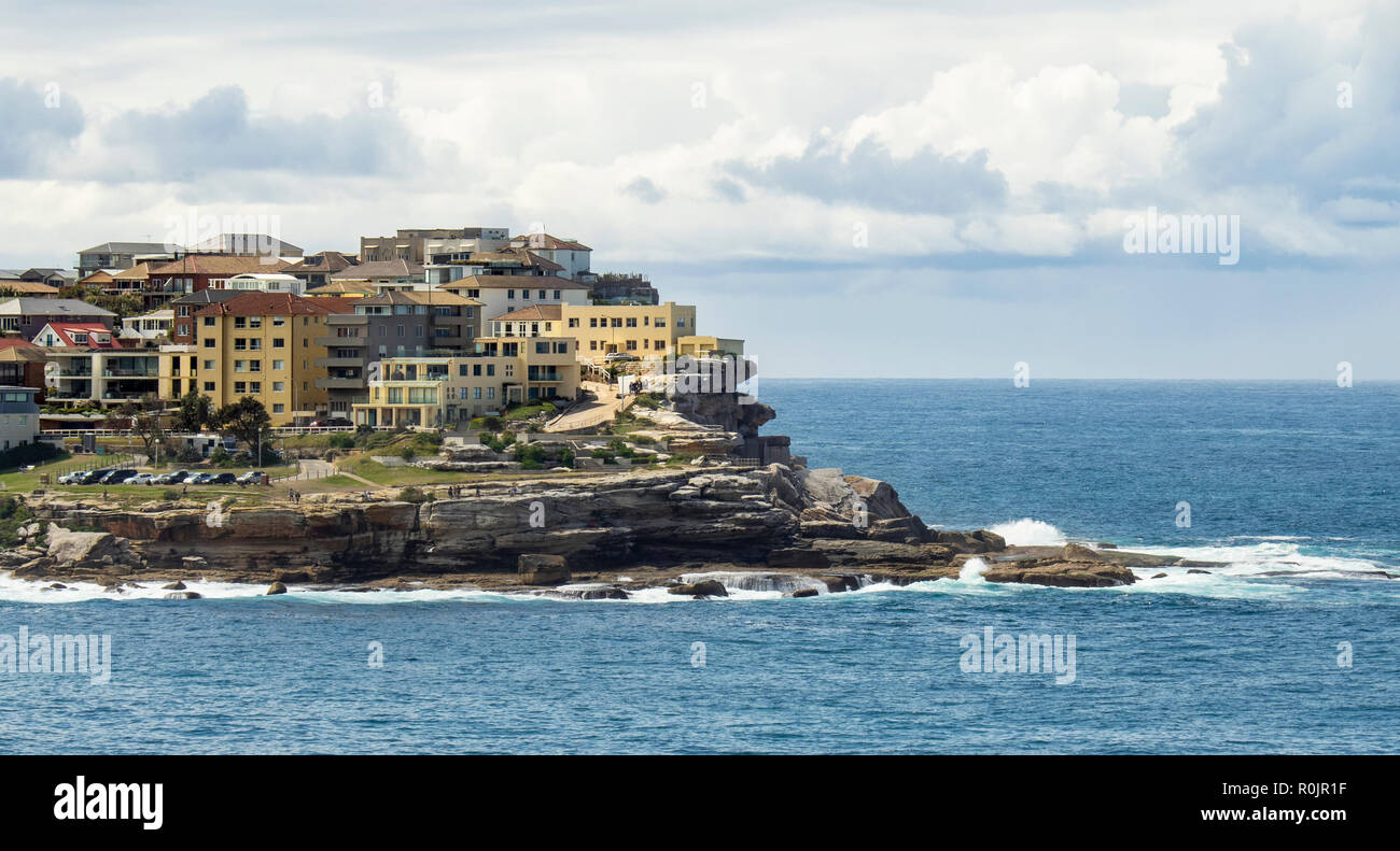 Hohe Dichte Wohn- Wohnungen am Ufer des North Bondi und Pazifik Sydney, NSW, Australien. Stockfoto