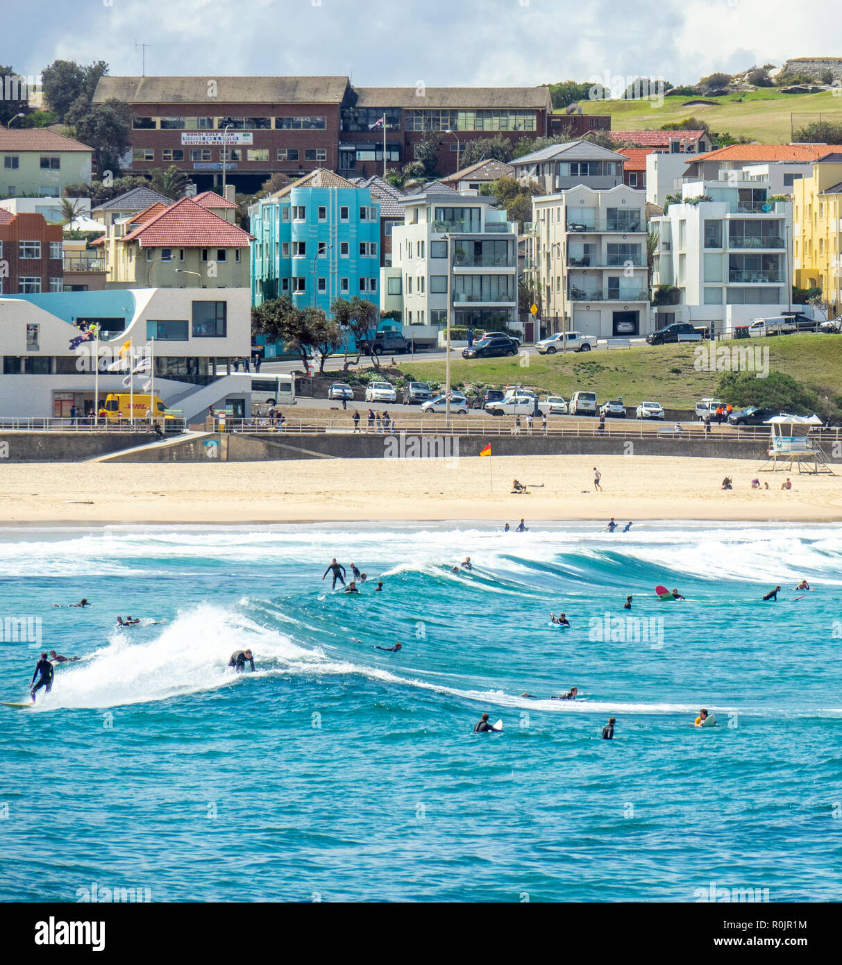 Surfer im Ozean am Bondi Beach Sydney, NSW, Australien. Stockfoto