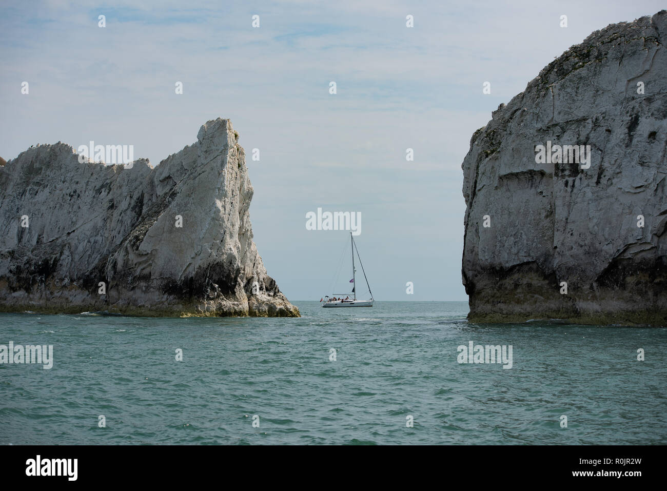 Ein Boot bobbing im Meer zwischen den Nadeln in der Isle of Wight Stockfoto