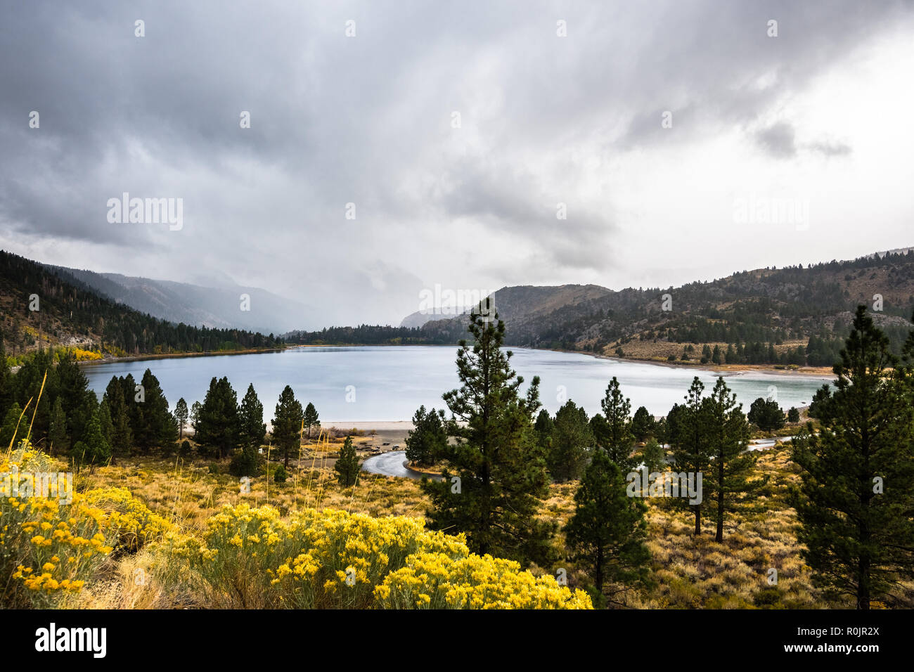 Luftaufnahme von Juni See auf einem Herbst regnerischen Tag, östlichen Sierra Mountains, Kalifornien Stockfoto