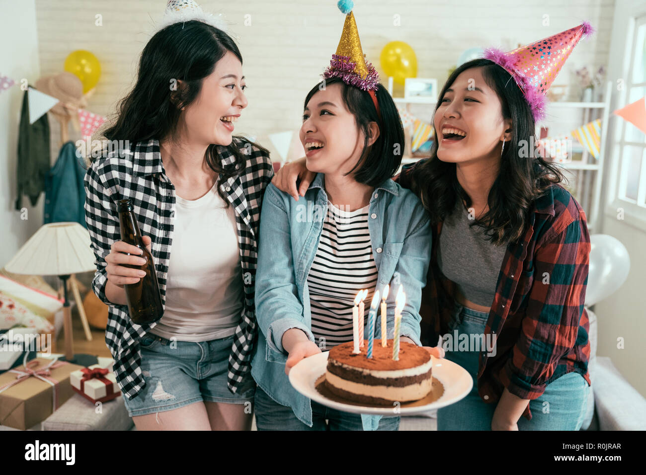 Madchen Beste Freunde Geburtstag Zu Hause Drei Freunde Feiern Geburtstag Mit Uberraschung In Haus Weibliche Personen Kuchen Mit Kerzen Auf Feuer S Stockfotografie Alamy