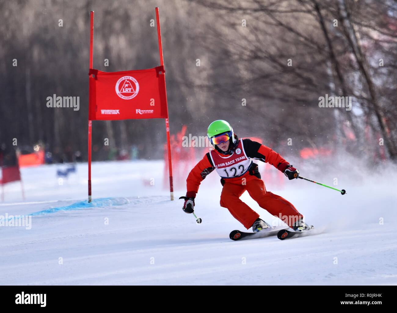 LOON MOUNTAIN USA - Januar 24: Tina Sutton Denkmal - Slalom Ski Wettbewerb unbekannter Teilnehmer nähert sich dem Tor während Junior Ski Race auf Stockfoto