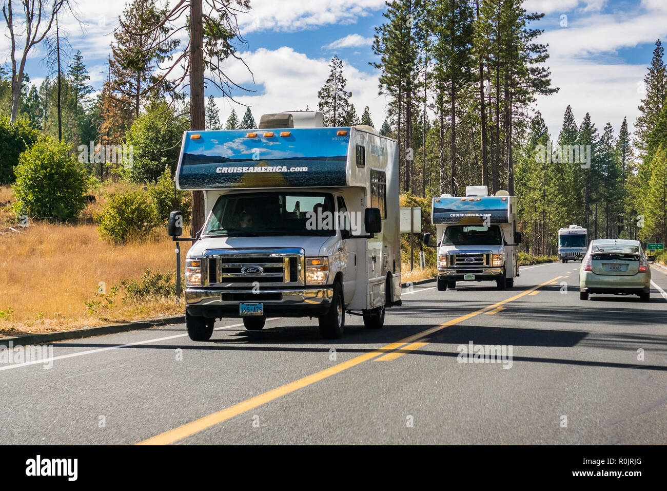 2. Oktober 2018, Yosemite Nationalpark/CA/USA - Cruise America vermietet Wohnmobile Reisen auf der Autobahn an einem sonnigen Herbst Tag Stockfoto