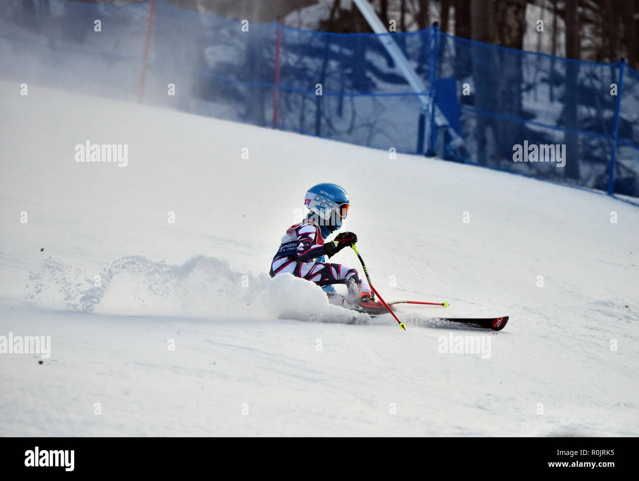 LOON MOUNTAIN USA - Januar 24: Tina Sutton Memorial. Unbekannter Teilnehmer spürbar nach unten und verlor einen Ski während Junior Ski Race am 24. Januar 2016 Ein Stockfoto