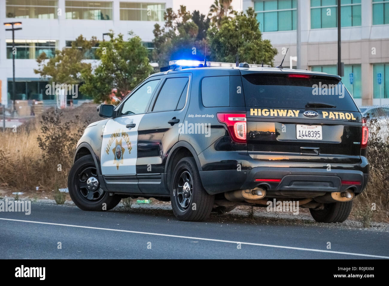 September 21, 2018 Santa Clara/CA/USA - Highway Patrol Auto auf der Seite der Autobahn am Abend gestoppt Stockfoto