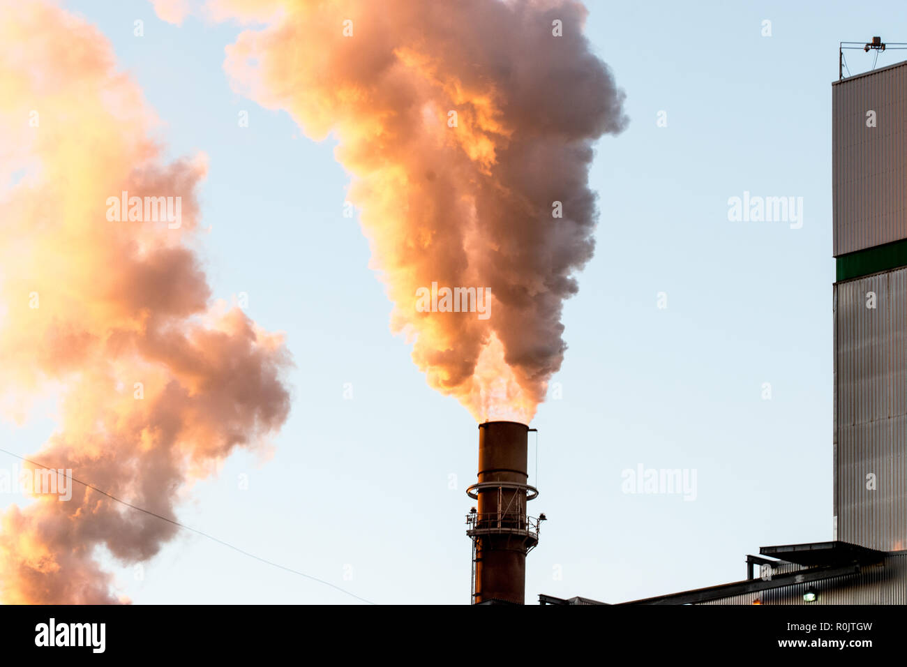 Giftigen Rauch aus Papierfabrik Emissionen Stockfoto